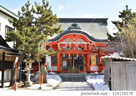 初春時節拍攝北海道函館大森稻荷神社境內的照片 124178179