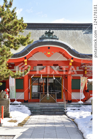 初春時節拍攝北海道函館大森稻荷神社境內的照片 124178181