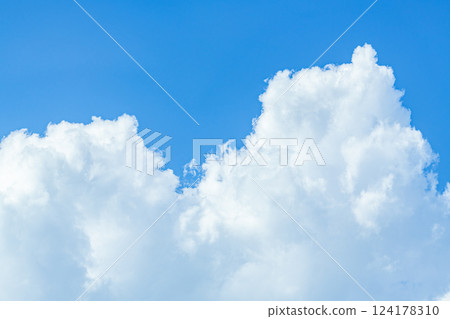 夏日藍天和雲彩（夏日天空影像） 124178310