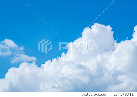 Summer blue sky and clouds (summer sky image) 124178311