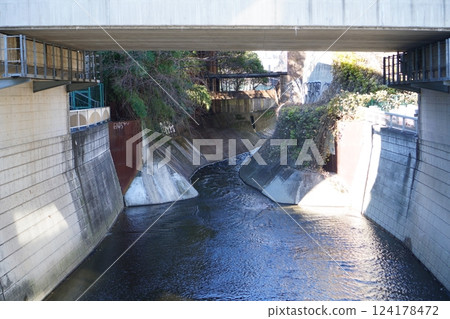 一條混凝土砌成的城市河流 一條混凝土砌成的城市河流 124178472