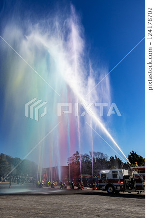 在新年遊行儀式上，消防員展示了他們精彩的向藍天噴水的技術。 124178702