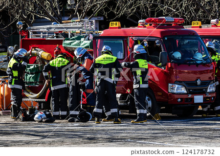 消防員準備在新年慶典上前往消防車旁示範滅火技能。 124178732