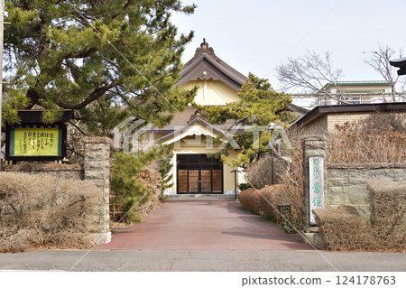 拍攝北海道函館市日蓮宗常壽寺初春場景 124178763