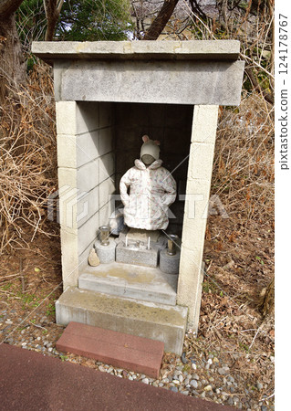 Photographing the grounds of Jojuji Temple, a Nichiren sect temple, in early spring in Hakodate, Hokkaido 124178767
