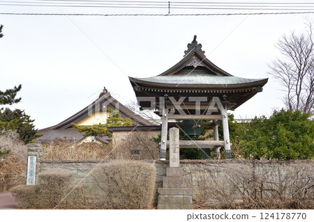 Photographing the grounds of Jojuji Temple, a Nichiren sect temple, in early spring in Hakodate, Hokkaido 124178770