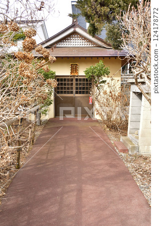 Photographing the grounds of Jojuji Temple, a Nichiren sect temple, in early spring in Hakodate, Hokkaido 124178772