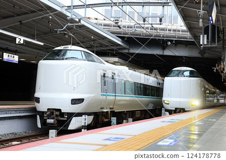 [JR West] 287 Series Limited Express "Kuroshio" and 287 Series Limited Express "Mahoroba" (Umeda Freight Line: Shin-Osaka Station) 124178778