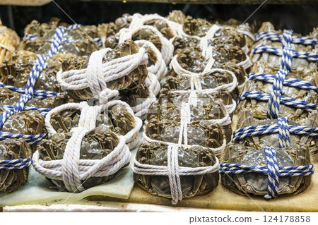 Fresh Shanghai crabs on display at the seafood market Fresh Shanghai crabs on display at the seafood market 124178858