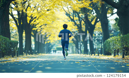 一名跑者在銀杏樹下奔跑 124179154