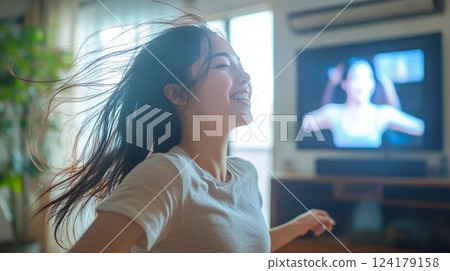 微笑的女人在室內健身 微笑的女人在室內健身 124179158