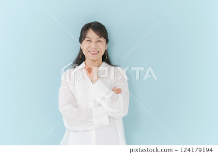 中年婦女交叉雙臂 124179194