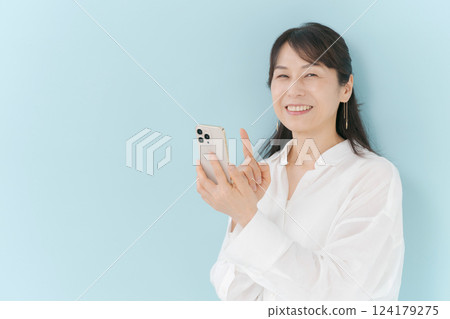 有智能手機的中間婦女 124179275