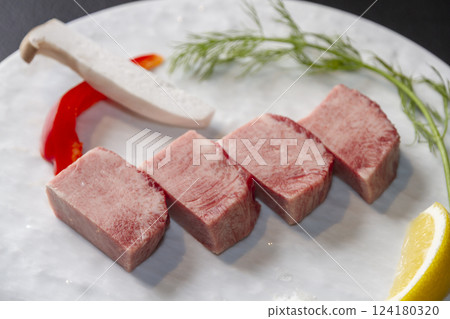 厚切牛舌 124180320