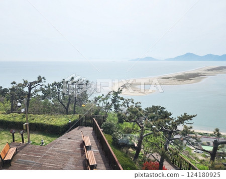 wooden bench on the beach 124180925