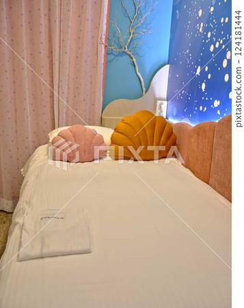 Business hotel bed 124181444