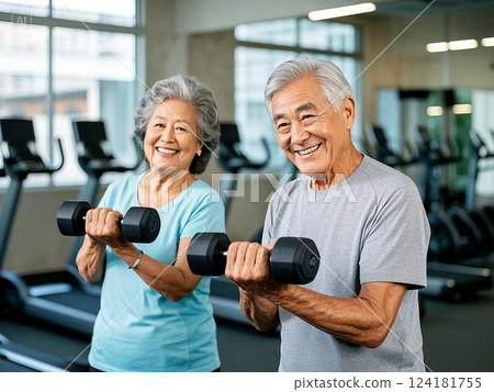 拿著啞鈴的微笑的老人 124181755