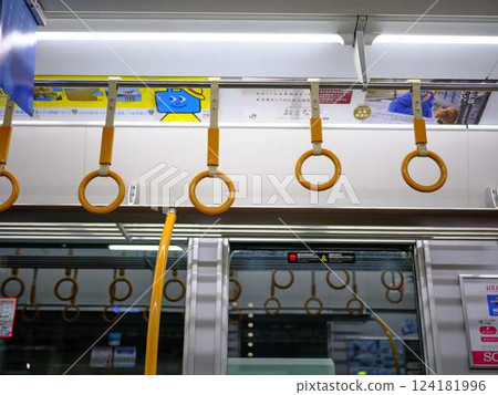 車廂內的火車帶 124181996