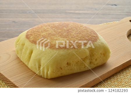Thick omelet steamed bread 124182293