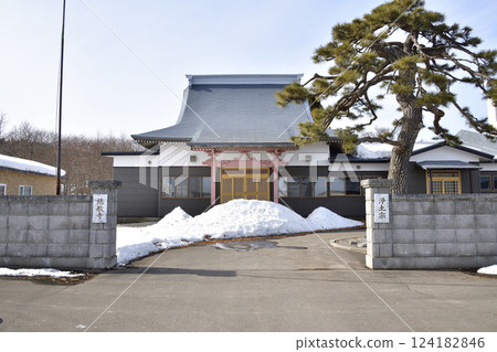 初春時節拍攝北海道北斗市柳山實教寺院內 124182846