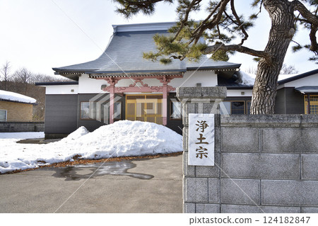 初春時節拍攝北海道北斗市柳山實教寺院內 124182847