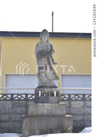 初春時節拍攝北海道北斗市柳山實教寺院內 124182849