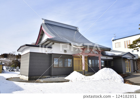 初春時節拍攝北海道北斗市柳山實教寺院內 124182851
