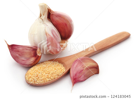 Garlic powder whith whole bulb 124183045