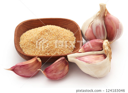 Garlic powder whith whole bulb 124183046