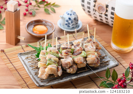 新鮮烤製的烤雞肉串（momo、negima） 124183210