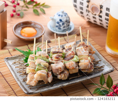 新鮮烤製的烤雞肉串（momo、negima） 124183211