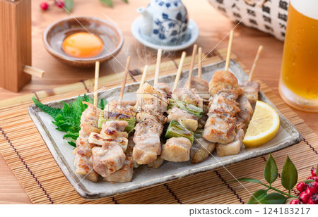 新鮮烤製的烤雞肉串（momo、negima） 124183217