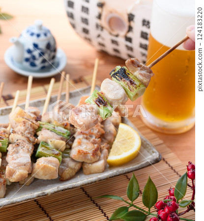 新鮮烤製的烤雞肉串(momo、negima) 新鮮烤製的烤雞肉串(momo、negima) 124183220