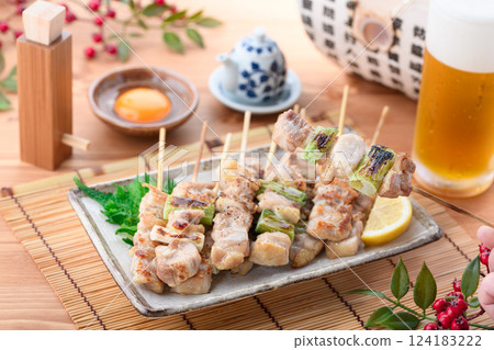 新鮮烤製的烤雞肉串（momo、negima） 124183222