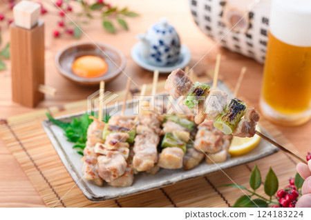 Freshly grilled yakitori (momo, negima) 124183224