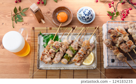 新鮮烤製的烤雞肉串（momo、negima） 124183235