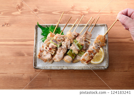 新鮮烤製的烤雞肉串（momo、negima） 124183241