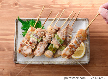 新鮮烤製的烤雞肉串（momo、negima） 124183242