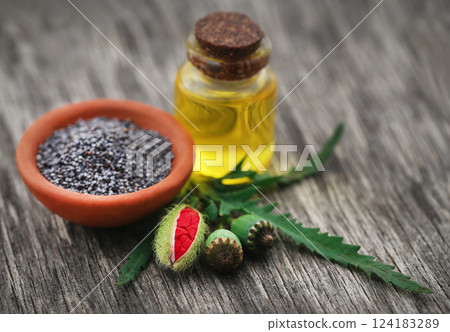 Poppy flower and extract in a bottle 124183289