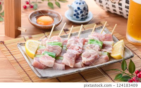 烤雞肉串（大腿肉和骨頭） 124183409