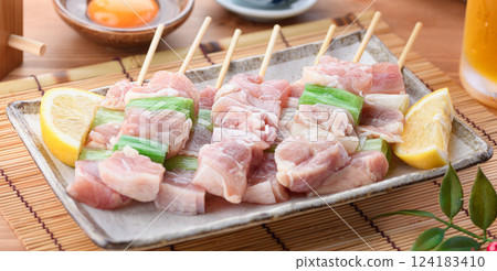 烤雞肉串（大腿肉和骨頭） 124183410