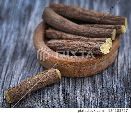 Liquorice stick in wooden bowl 124183757
