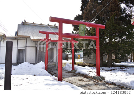 初春時節拍攝北海道北杜市的穀後稻荷神社和川楝神社境內 124183992