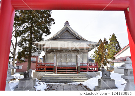 初春時節拍攝北海道北杜市的穀後稻荷神社和川楝神社境內 初春時節拍攝北海道北杜市的穀後稻荷神社和川楝神社境內 124183995