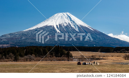 從日本靜岡縣富士宮市朝霧高原欣賞冬季富士山的壯麗景色 124184084