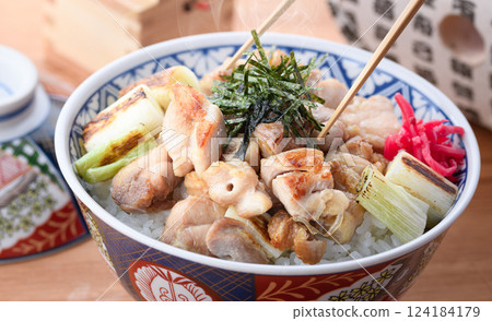 烤雞肉串蓋飯(大腿肉、Negima) 烤雞肉串蓋飯(大腿肉、Negima) 124184179