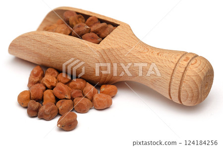 Chickpea in a scoop 124184256