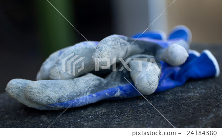 Working gloves 124184380