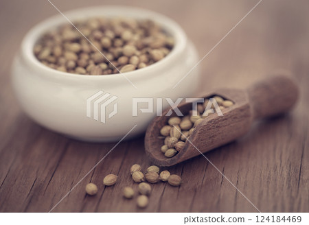 Whole coriander 124184469