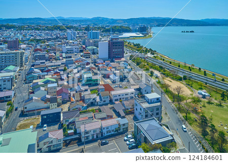 鳥瞰島根縣松江市的春季街道（袖出士町、魚町、灘町等）、宍道湖、代が島 124184601